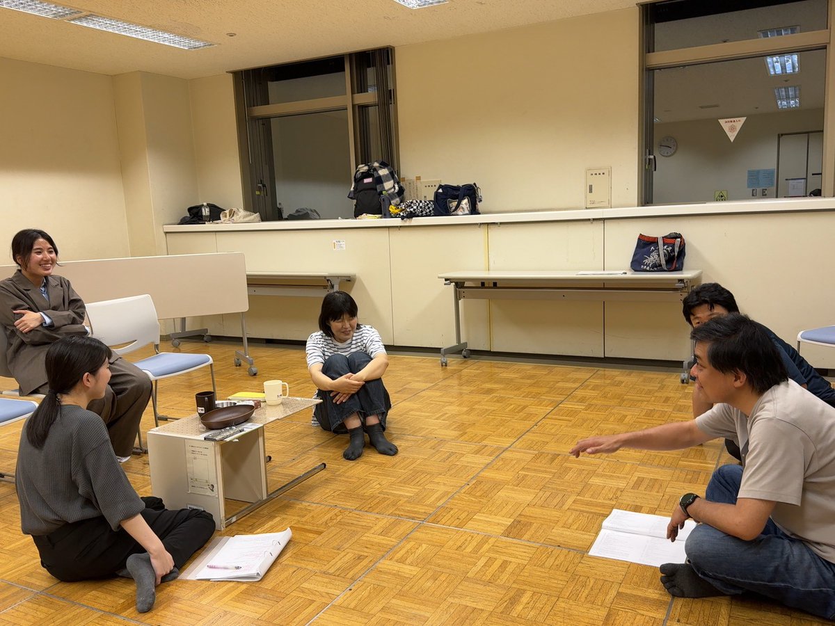 doni_oshi's tweet photo. 【今日の #どにちオシゴト】 
台本読解は役者の前準備。でも、演出家が手をたたいた瞬間に全てを忘れないといけない。芝居が始まれば、後は流れに身を任せるだけ。
なるべく空っぽがいい。前準備が邪魔をするから。

つまるところ、みんな台本読解が弱いです！！(笑)がんばろー！
#フユノアジサイ https://t.co/NnESa0lMhS