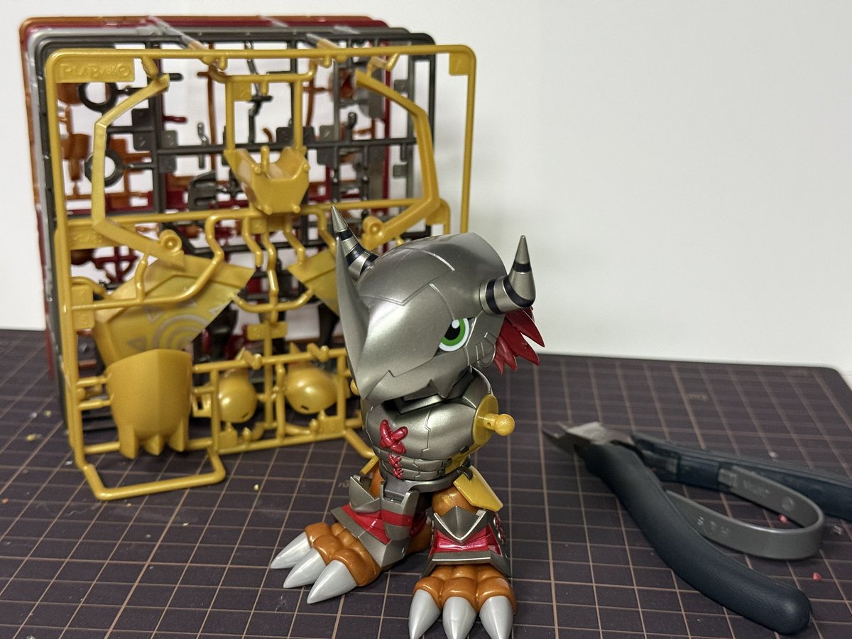 kosshi_an's tweet photo. PLABAKO ウォーグレイモン、今日はここまで。残りは腕と盾
ウォーグレイモン メタリックカラーバージョン 進捗 50% #PLADOCK #WIP https://t.co/pQvevpCp20 https://t.co/hkwzLu6gnB