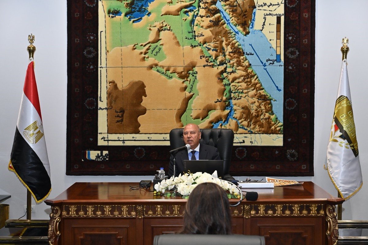 EgyptAca's tweet photo. تنفيذ البرنامج العاشر لتعزيز القدرات القيادية بمشاركة 26 من القيادات التنفيذية بالقطاعين الحكومي والخاص

استمرارًا لجهود الدولة المصرية في تأهيل الكفاءات الوطنية وتعزيز قدراتها بما يواكب خطط التطوير المؤسسي والإصلاح الإداري، نظمت هيئة الرقابة الإدارية البرنامج العاشر لتعزيز القدرات القيادية للمتميزين المنعقد بمقر الهيئة بالعاصمة الجديدة على مدار خمسة أيام بمشاركة 26 من القيادات التنفيذية من مختلف القطاعات الحكومية والخاصة والشركات والمؤسسات الدولية.

شارك في تنفيذ البرنامج كل من السادة الدكتور/ خالد عبد الغفار وزير الصحة والسكان، الفريق / كامل الوزير وزير النقل، السيد/ أحمد كجوك وزير المالية، الدكتور/ شريف فاروق وزير التموين والتجارة الداخلية، الدكتور/ محمد فريد صالح وزير الاستثمار والتجارة الخارجية، الوزير/ عمرو عادل رئيس هيئة الرقابة الإدارية وبعض قيادات الهيئة والجهاز الإداري للدولة الذين استعرضوا جهود الدولة في مختلف المجالات أبرزها المشروعات القومية ودورها في تحقيق التنمية المستدامة، مشروعات التحول الرقمي والبنية المعلوماتية ودور هيئة الرقابة الإدارية في منع ومكافحة الفساد، تطوير منظومة الخدمات الصحية، مستقبل مصر كمركز للاستثمار والتصنيع والخدمات، السياسة المالية والنقدية، حوكمة الدعم وضمان وصوله للمستحقين، السياسة الخارجية المصرية في ظل الظروف الإقليمية الراهنة.

يسهم هذا البرنامج في توفير منصة معرفية لتبادل الرؤى والأفكار وتكامل الخبرات بالإضافة إلى تعزيز المهارات اللازمة في سبيل الارتقاء بكفاءة الأداء ودعم مسارات التحديث وخطط التنمية المستدامة بما يتسق مع أولويات الدولة ورؤية مصر 2030.

#هيئة_الرقابة_الإدارية 
 #شركاء_في_حماية_مصالح_الوطن