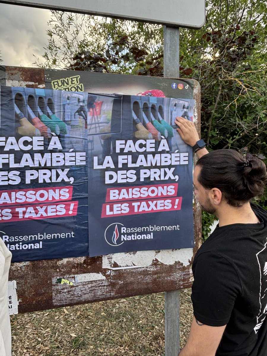 RNJ_63's tweet photo. 📍 Hier nous étions à Pont-du-Château pour une action collage !
Face à la flambée des prix, baissons les taxes !

🇫🇷 Rejoignez-nous sur nos réseaux sociaux ou en adhérant :
https://t.co/h0Ag1nfB78

#RNJ #RassemblementNational #Jeunesse #Politique #Mobilisation https://t.co/V51JLGmzAo