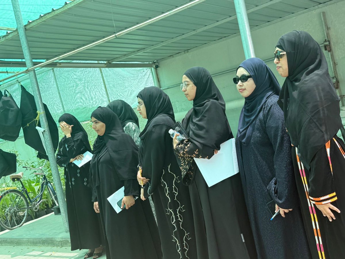 dbscuon's tweet photo. نظّم قسم علوم الحياة والكيمياء زيارة ميدانية لطلبة مقرر علم الوراثة إلى أحد مشاتل بركة الموز، تحت إشراف الدكتور حمد البوسعيدي والأستاذة فاطمة الشريقية. استهدفت الزيارة ربط المفاهيم النظرية بالتطبيق العملي، عبر تعريف الطلبة بأسس تصنيف النباتات وآليات التطعيم. https://t.co/t41TKt3mdL