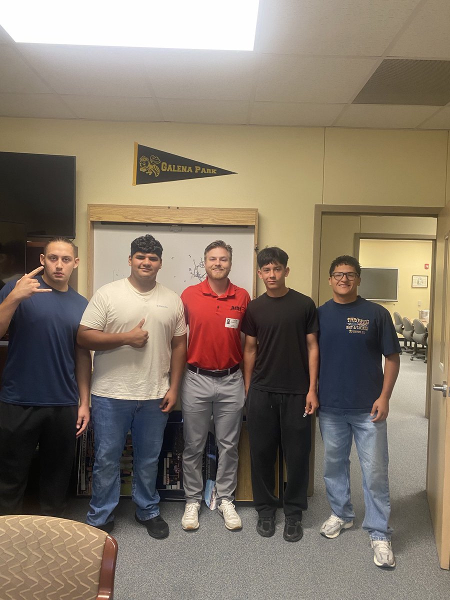 Aocho77's tweet photo. Appreciate @CoachDowdy44 for stopping by @GPHS_Athletics to check out @GpMarkG73 @BIGBOY_DILL @_Jacob_Muro @RogerHerna39 @C2number9 
#RecruitGP #GoldBlooded https://t.co/wHGNLJ5FKu