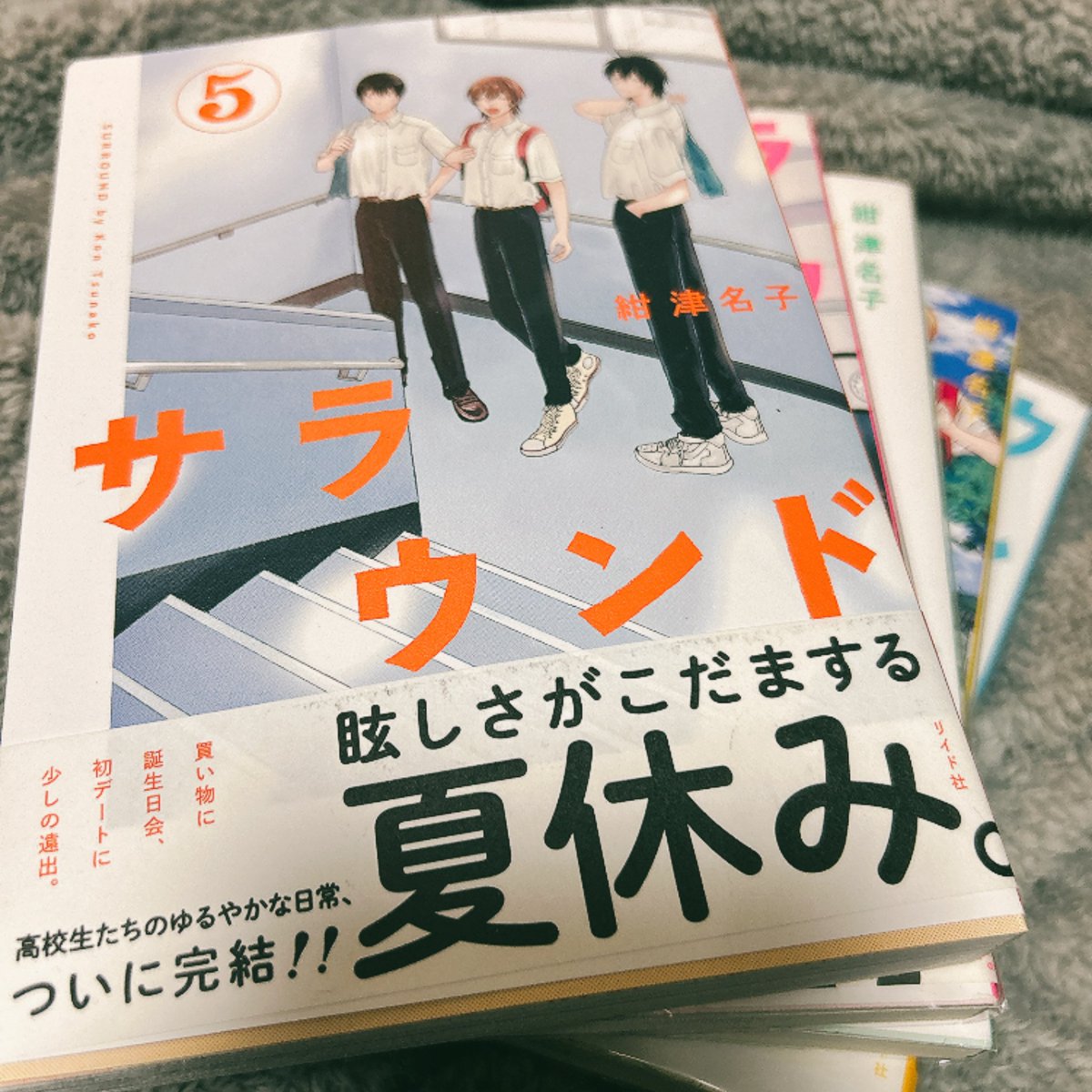 haru9pic's tweet photo. 兄からのお土産がなんだったのかも気になるし、ピアスどっちが言い出したのかも気になるし…他にも色々気になる事たくさんある🥺
でもその余白が最高なんだよな…これから先も多分何億回と読み返す大好きな漫画です！

B賞でお願いします！カメラに着けるんだ🎶
 #漫画のサラウンド https://t.co/qqvJ2IUwt4