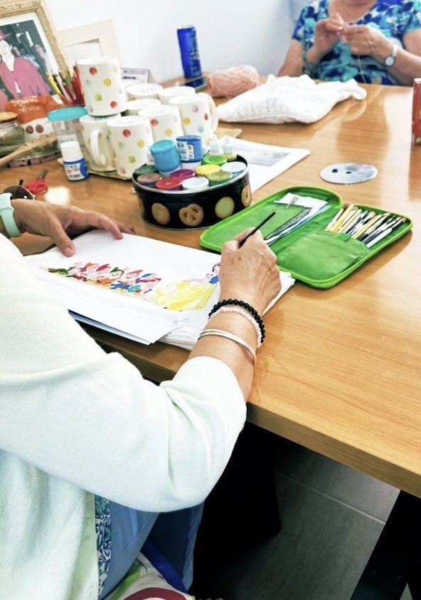 PintorasJun's tweet photo. ✂️🎨 Hoy, de nuevo, clase de manualidades 🎨✂️
@PintorasJun se reúne de nuevo para sus clases:
Pintura en tela, óleo, crochet, Patchwork…
A partir de las 17.00 horas.

#TrabajosdeClase 🎨
#Manualidades

@PintorasJun 
@Asuarezm 
@sonia56088583 
@RosarioJiPi3 https://t.co/cpdXLLmUa2