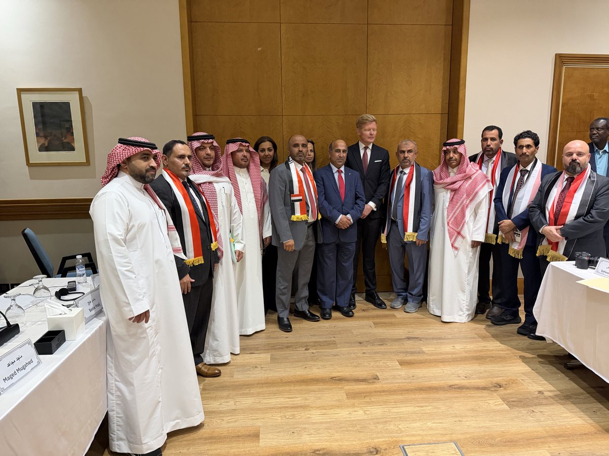 Yahyakazman's tweet photo. تفاصيل صفقة تبادل المحتجزين والمخفيين قسرًا الموقعة اليوم في العاصمة الأردنية عمّان اليوم الخميس بتاريخ 14مايو  2026

تم اليوم بحمد الله وفضله، وبعد جهود كبيرة وجبارة بذلها الفريق الحكومي المفاوض وفريق التحالف العربي.
 في العاصمة الأردنية عمّان، التوقيع على صفقة تبادل المحتجزين والمخفيين قسرًا بين الأطراف اليمنية، شملت إطلاق مايقارب(1728)محتجز من الطرفين .
 وجاءت تفاصيل الصفقة على النحو التالي:
أولًا: جبهة الحدود التحالف العربي
سيتم الإفراج عن 27  من أبطال  التحالف العربي ، بالطيارين.
مقابل الإفراج عن 245 محتجزًا من طرف الحوثيين.

ثانيًا: جبهة مأرب وتعز
سيتم الإفراج عن  363 من أبطالنا لصالح جبهة مأرب وتعز مقابل الإفراج عن 450 محتجزًا من مأرب وتعز لصالح طرف الحوثيين.

ثالثًا: العاصمة المؤقتة عدن
سيتم الإفراج عن 160 من أبطالنا المحتجزين لدى الميليشيات الحوثية، مقابل الإفراج عن 201 محتجز من عدن لصالح طرف الحوثي.

رابعًا: جبهة الساحل الغربي
سيتم الإفراج عن 95 من أبطالنا، وبالمقابل سيتم الإفراج عن 186 محتجزًا لصالح طرف الحوثي من جبهة الساحل الغربي.

وبهذا يبلغ إجمالي المشمولين بالصفقة (1728 )محتجز من الطرفين، 
كدفعة أولى ضمن جهود إطلاق جميع المحتجزين والمختطفين والمخفيين قسرًا وتبييض السجون.