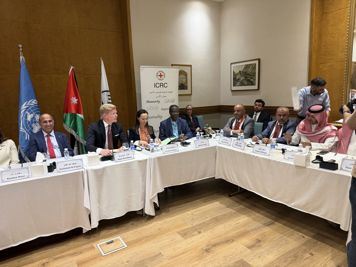 Yahyakazman's tweet photo. تفاصيل صفقة تبادل المحتجزين والمخفيين قسرًا الموقعة اليوم في العاصمة الأردنية عمّان اليوم الخميس بتاريخ 14مايو  2026

تم اليوم بحمد الله وفضله، وبعد جهود كبيرة وجبارة بذلها الفريق الحكومي المفاوض وفريق التحالف العربي.
 في العاصمة الأردنية عمّان، التوقيع على صفقة تبادل المحتجزين والمخفيين قسرًا بين الأطراف اليمنية، شملت إطلاق مايقارب(1728)محتجز من الطرفين .
 وجاءت تفاصيل الصفقة على النحو التالي:
أولًا: جبهة الحدود التحالف العربي
سيتم الإفراج عن 27  من أبطال  التحالف العربي ، بالطيارين.
مقابل الإفراج عن 245 محتجزًا من طرف الحوثيين.

ثانيًا: جبهة مأرب وتعز
سيتم الإفراج عن  363 من أبطالنا لصالح جبهة مأرب وتعز مقابل الإفراج عن 450 محتجزًا من مأرب وتعز لصالح طرف الحوثيين.

ثالثًا: العاصمة المؤقتة عدن
سيتم الإفراج عن 160 من أبطالنا المحتجزين لدى الميليشيات الحوثية، مقابل الإفراج عن 201 محتجز من عدن لصالح طرف الحوثي.

رابعًا: جبهة الساحل الغربي
سيتم الإفراج عن 95 من أبطالنا، وبالمقابل سيتم الإفراج عن 186 محتجزًا لصالح طرف الحوثي من جبهة الساحل الغربي.

وبهذا يبلغ إجمالي المشمولين بالصفقة (1728 )محتجز من الطرفين، 
كدفعة أولى ضمن جهود إطلاق جميع المحتجزين والمختطفين والمخفيين قسرًا وتبييض السجون.