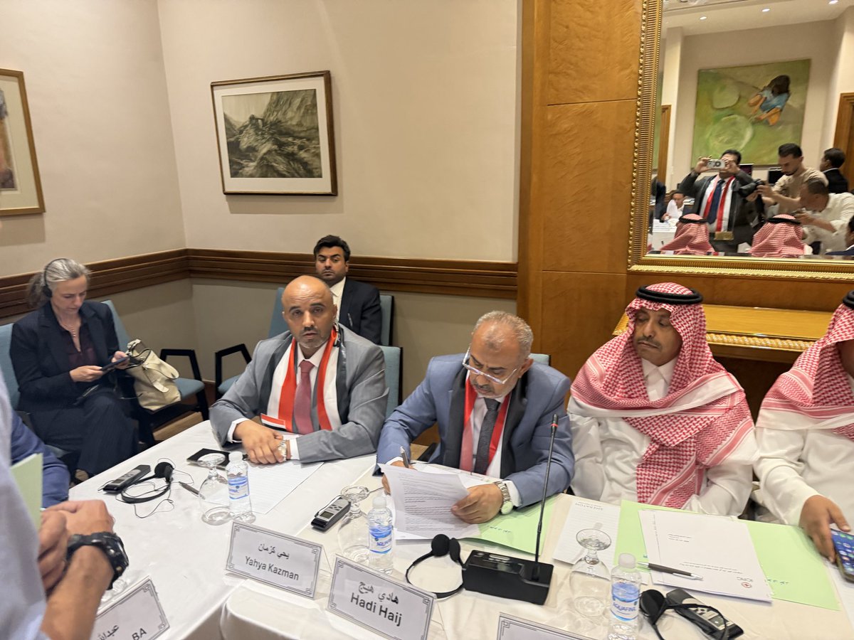 Yahyakazman's tweet photo. تفاصيل صفقة تبادل المحتجزين والمخفيين قسرًا الموقعة اليوم في العاصمة الأردنية عمّان اليوم الخميس بتاريخ 14مايو  2026

تم اليوم بحمد الله وفضله، وبعد جهود كبيرة وجبارة بذلها الفريق الحكومي المفاوض وفريق التحالف العربي.
 في العاصمة الأردنية عمّان، التوقيع على صفقة تبادل المحتجزين والمخفيين قسرًا بين الأطراف اليمنية، شملت إطلاق مايقارب(1728)محتجز من الطرفين .
 وجاءت تفاصيل الصفقة على النحو التالي:
أولًا: جبهة الحدود التحالف العربي
سيتم الإفراج عن 27  من أبطال  التحالف العربي ، بالطيارين.
مقابل الإفراج عن 245 محتجزًا من طرف الحوثيين.

ثانيًا: جبهة مأرب وتعز
سيتم الإفراج عن  363 من أبطالنا لصالح جبهة مأرب وتعز مقابل الإفراج عن 450 محتجزًا من مأرب وتعز لصالح طرف الحوثيين.

ثالثًا: العاصمة المؤقتة عدن
سيتم الإفراج عن 160 من أبطالنا المحتجزين لدى الميليشيات الحوثية، مقابل الإفراج عن 201 محتجز من عدن لصالح طرف الحوثي.

رابعًا: جبهة الساحل الغربي
سيتم الإفراج عن 95 من أبطالنا، وبالمقابل سيتم الإفراج عن 186 محتجزًا لصالح طرف الحوثي من جبهة الساحل الغربي.

وبهذا يبلغ إجمالي المشمولين بالصفقة (1728 )محتجز من الطرفين، 
كدفعة أولى ضمن جهود إطلاق جميع المحتجزين والمختطفين والمخفيين قسرًا وتبييض السجون.