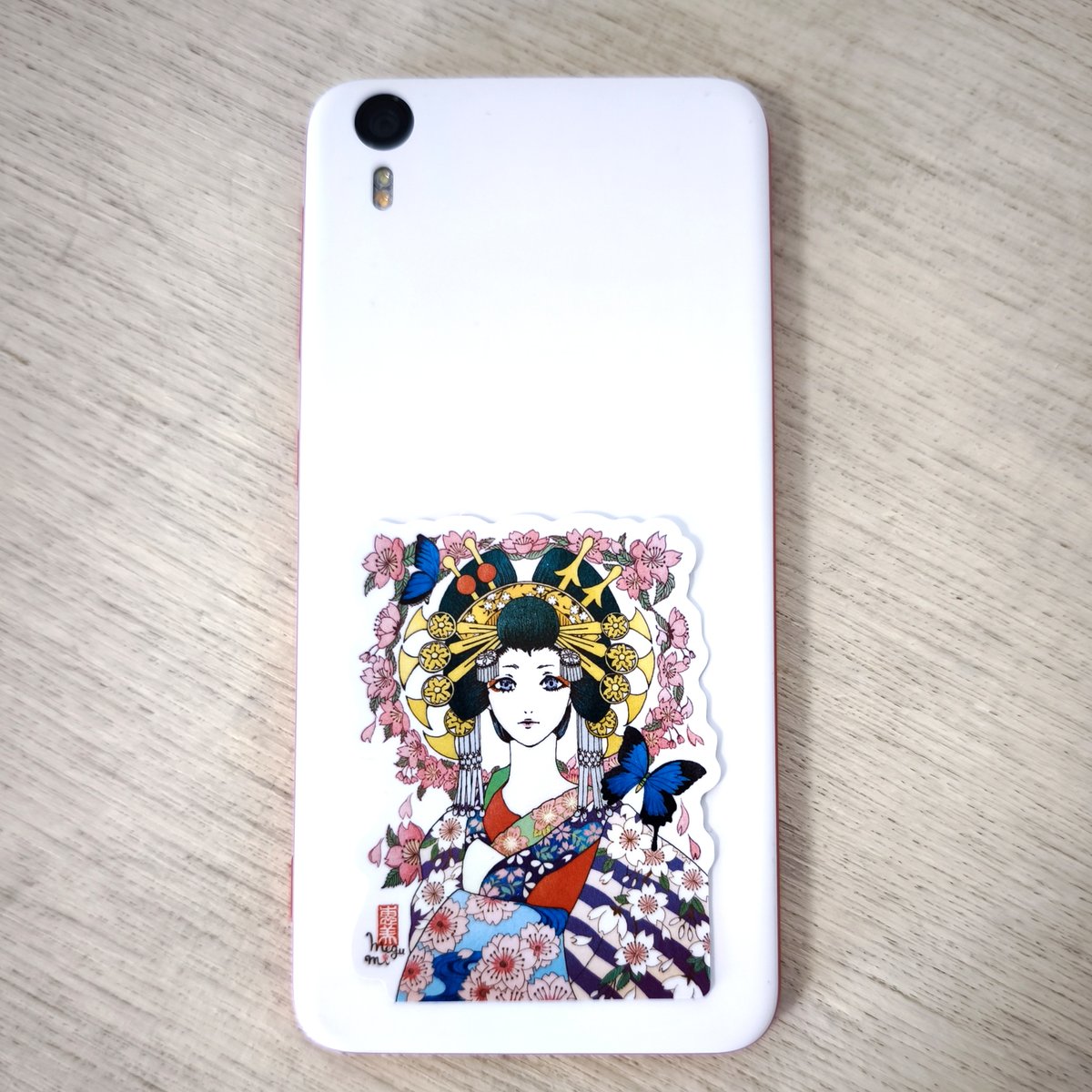 ステッカー、スマホに貼るとこんなイメージです✨ 大きなカメラが