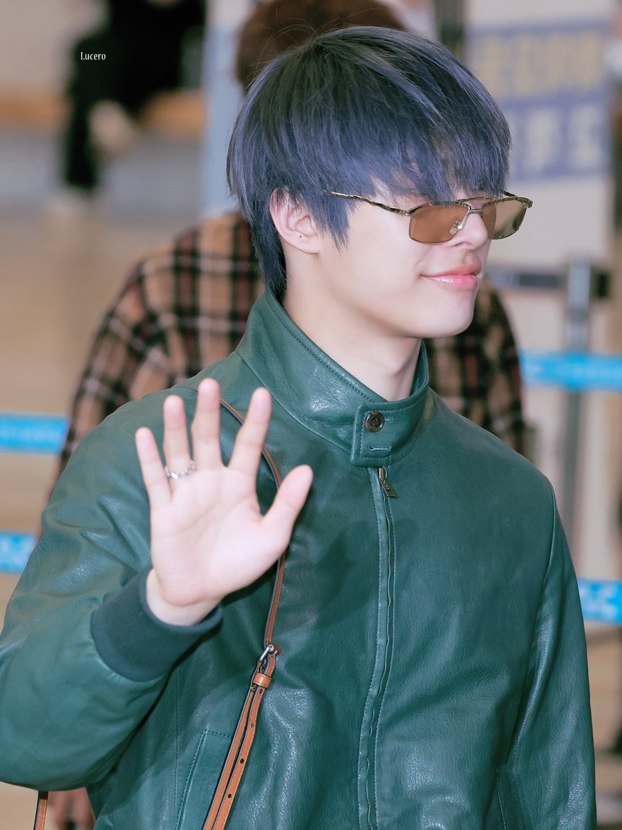 luceronoff's tweet photo. 260514 출국

#에이티즈 #ATEEZ #민기 #MINGI https://t.co/jIBWlm0rWk