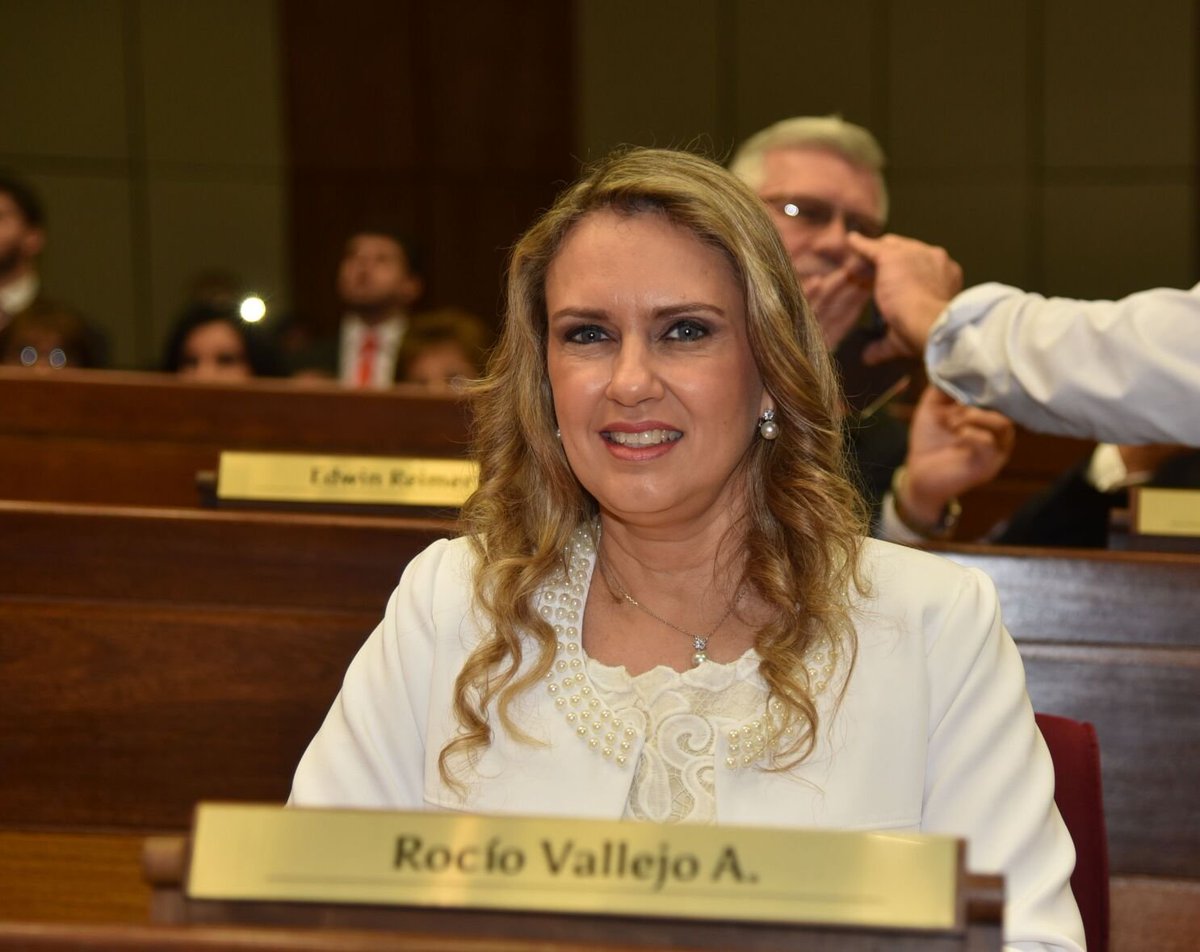 BogadoMayor's tweet photo. Mi solidaridad con la Diputada Rocio Vallejo q fue objeto como mínimo de una descortesía del Fiscal General del Estado y se "Levantó" de la reunión
El país debería "levantarse" contra funcionarios q  responden a poderes facticos y a la clase política
No es apología, es cansancio. https://t.co/VQVCPbVyI9