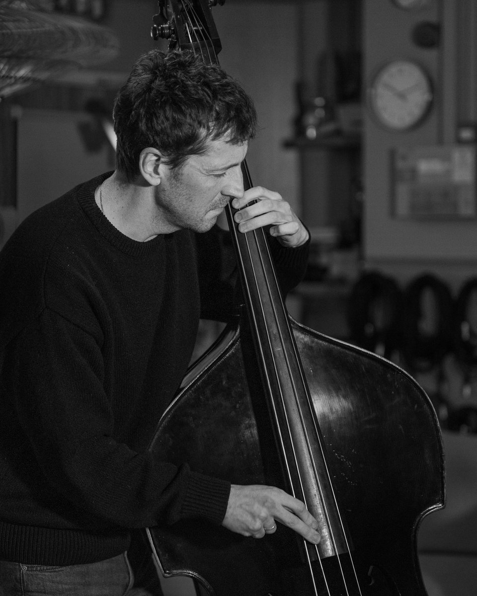 DiscoverDoubleB's tweet photo. In our interview with the monster jazz bassist Phil Donkin, we cover a lot of ground, including his approach to transcription and playing fast tempos. You will also love his stunning solo performance of Autumn Leaves. https://t.co/ZfQGGFyKu6 https://t.co/BcTzQR5LWc