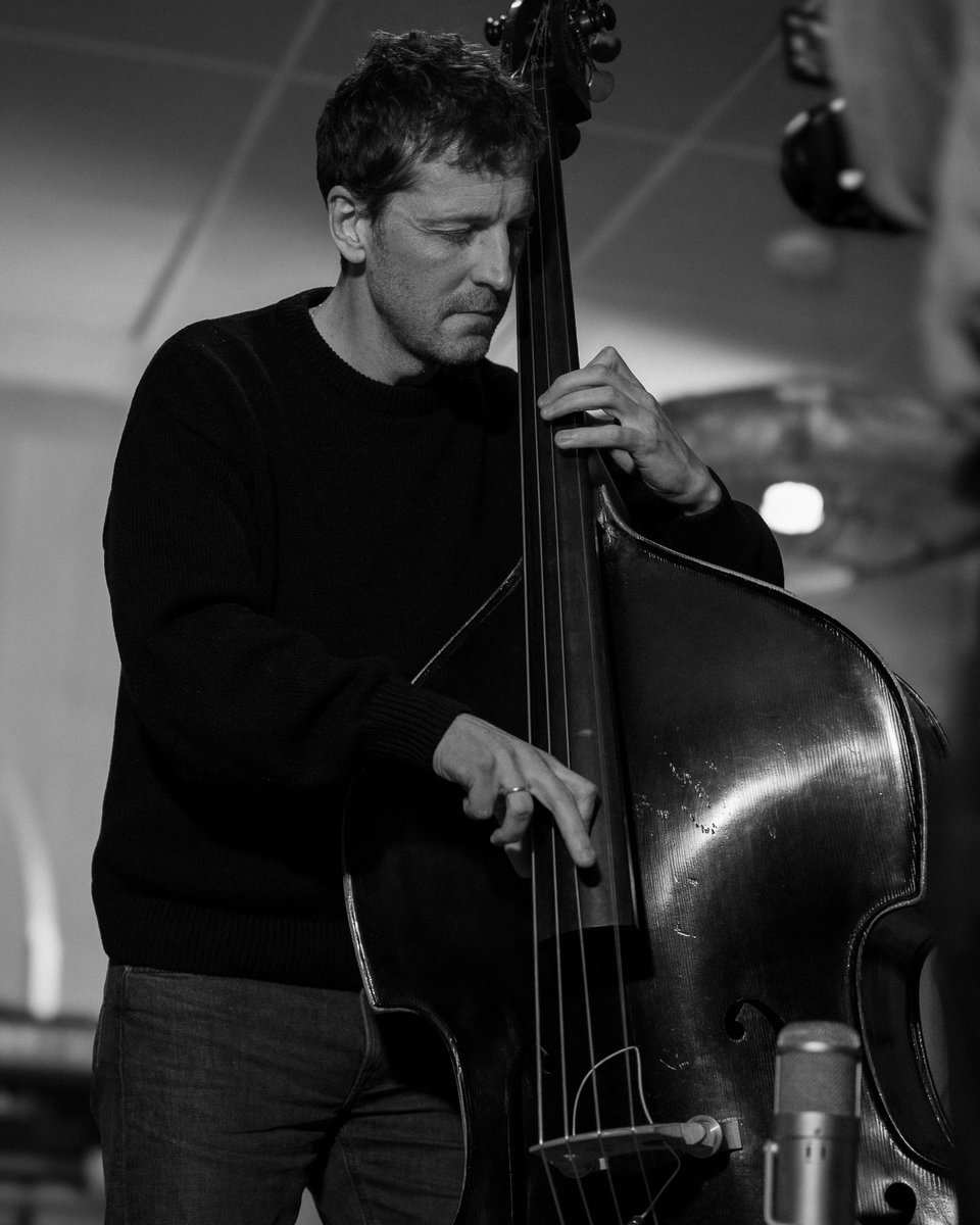 DiscoverDoubleB's tweet photo. In our interview with the monster jazz bassist Phil Donkin, we cover a lot of ground, including his approach to transcription and playing fast tempos. You will also love his stunning solo performance of Autumn Leaves. https://t.co/ZfQGGFyKu6 https://t.co/BcTzQR5LWc