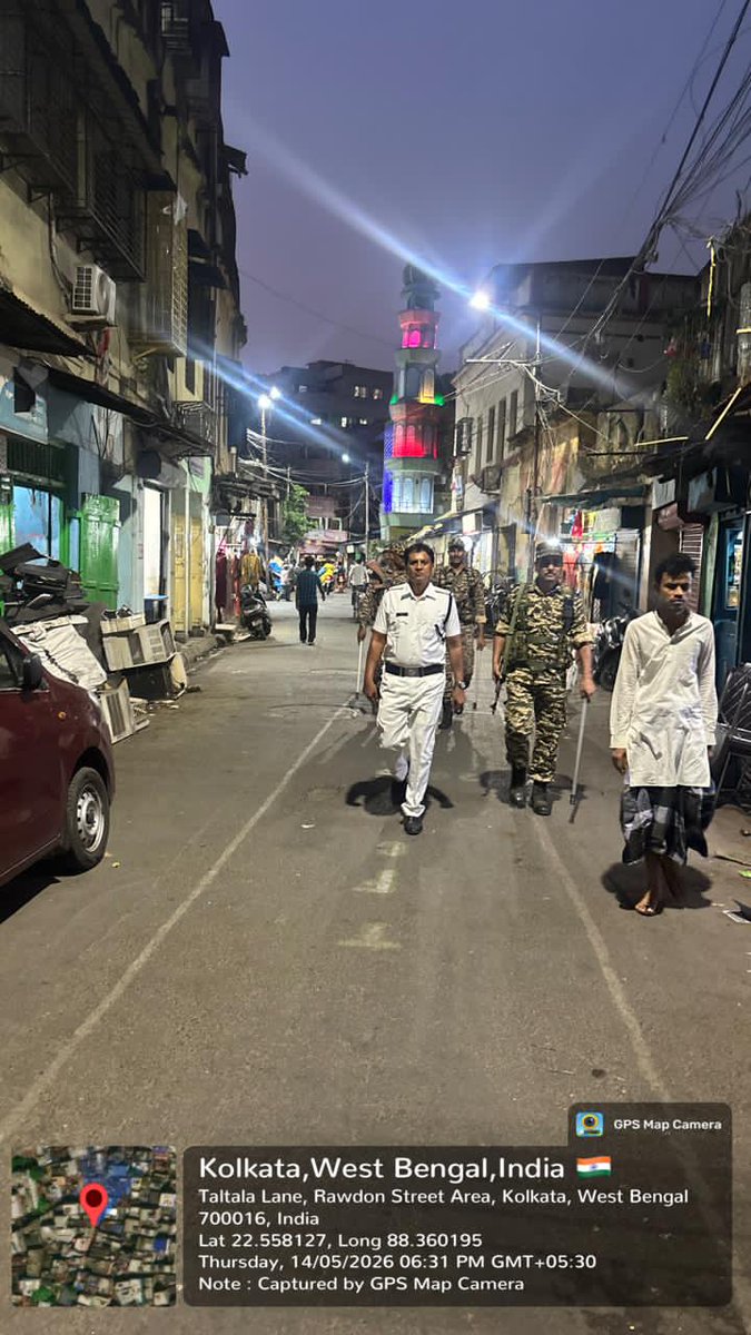 KPCentralDiv's tweet photo. Taltala Police Station maintains law and order proactively in its jurisdiction through area patrolling operations conducted in collaboration with CAPF.  
#KolkataPolice https://t.co/xZMLQxPupt