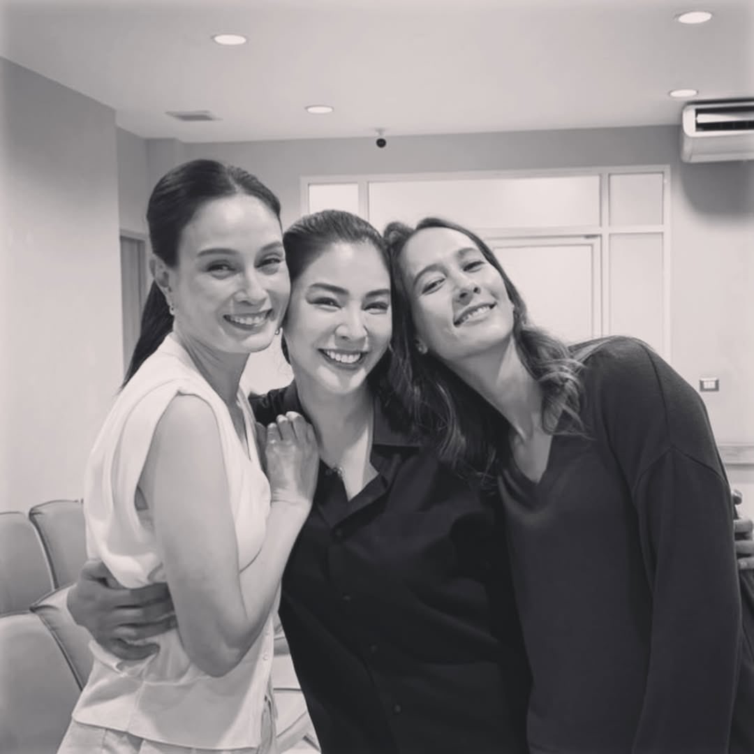feiiiOiii's tweet photo. The happiest CEO ever 💋💋

Yarinda :   Broken (of) Love Final EP screening tomorrow. So glad to have worked with such a talented producer! ( with Rujisaa too )

#BrokenOfLoveTheSeries
#FayePeraya https://t.co/KyROd7XMT0