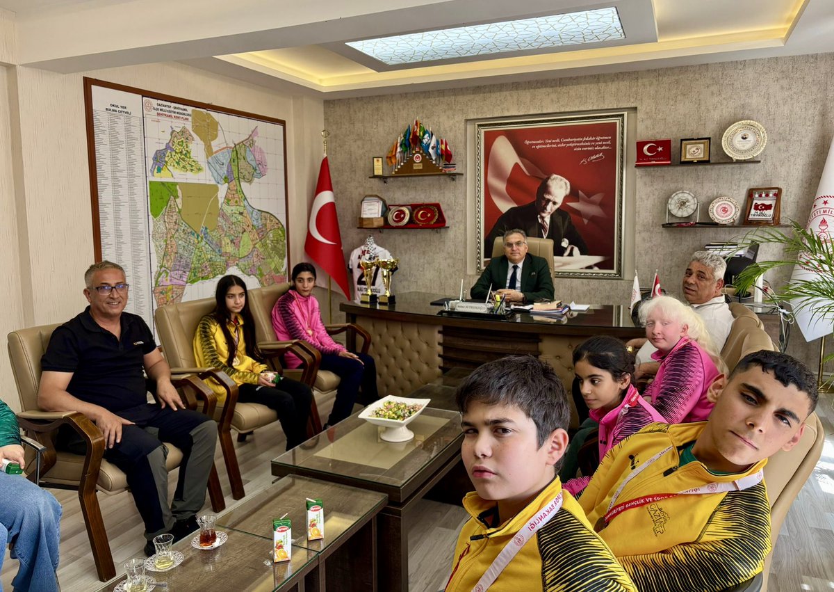 SehitkamilMEM's tweet photo. 🏆🇹🇷 Şampiyonlardan Anlamlı Ziyaret! 🇹🇷🏆

Türkiye Görme Engelliler Spor Federasyonu tarafından düzenlenen Görme Engelliler Türkiye Şampiyonası’nda;
🥇 10 Altın
🥈 5 Gümüş
🥉 5 Bronz madalya kazanarak TÜRKİYE ŞAMPİYONU olan GAP Görme Engelliler Spor Kulübü sporcularımız, okul idaremiz, öğretmenlerimiz ve öğrencilerimizle birlikte İlçe Millî Eğitim Müdürümüz Mehmet Ali Tiryakioğlu’nu makamında ziyaret etti. 👏♿🏅

Azimleri, disiplinleri ve elde ettikleri büyük başarılarla hepimizi gururlandıran sporcularımızı ve emeği geçen öğretmenlerimizi gönülden tebrik ediyor, başarılarının artarak devam etmesini diliyoruz. 🌟💪

Engelleri azimleriyle aşan evlatlarımız, başarılarıyla Türkiye’ye ilham olmaya devam ediyor. 🇹🇷❤️

🤝Eğitimde el ele,hep birlikte zirveye

#Okul360
#Heryönüyleokul
#MaarifinışığındaŞehitkamil
#Erdemdeğereylem

@Yusuf__Tekin @tcmeb @kemalcebervali @gantepvaliligi @Dr_Onderarpaci @Gaziantep_MEM @omeryamli @Sehitkamilkyk27 @M_A_Tiryakioglu