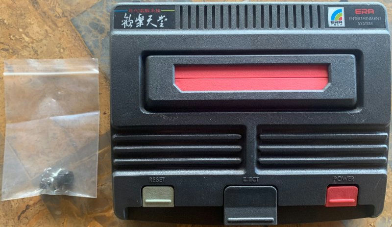 401_db's tweet photo. New arrival item at Unauthorizon.
*Source: Ankos

Brand: ERA (歡樂天堂)
Name: ERA ENTERTAINMENT SYSTEM
*Possibly the earliest ever famiclone in TW.
Model: EES-001
Region: Taiwan

#Famicom/#NES based console, released by 年代科技股份有限公司.

https://t.co/TTaDdC0ysw

#famiclone https://t.co/deTld1PnTZ