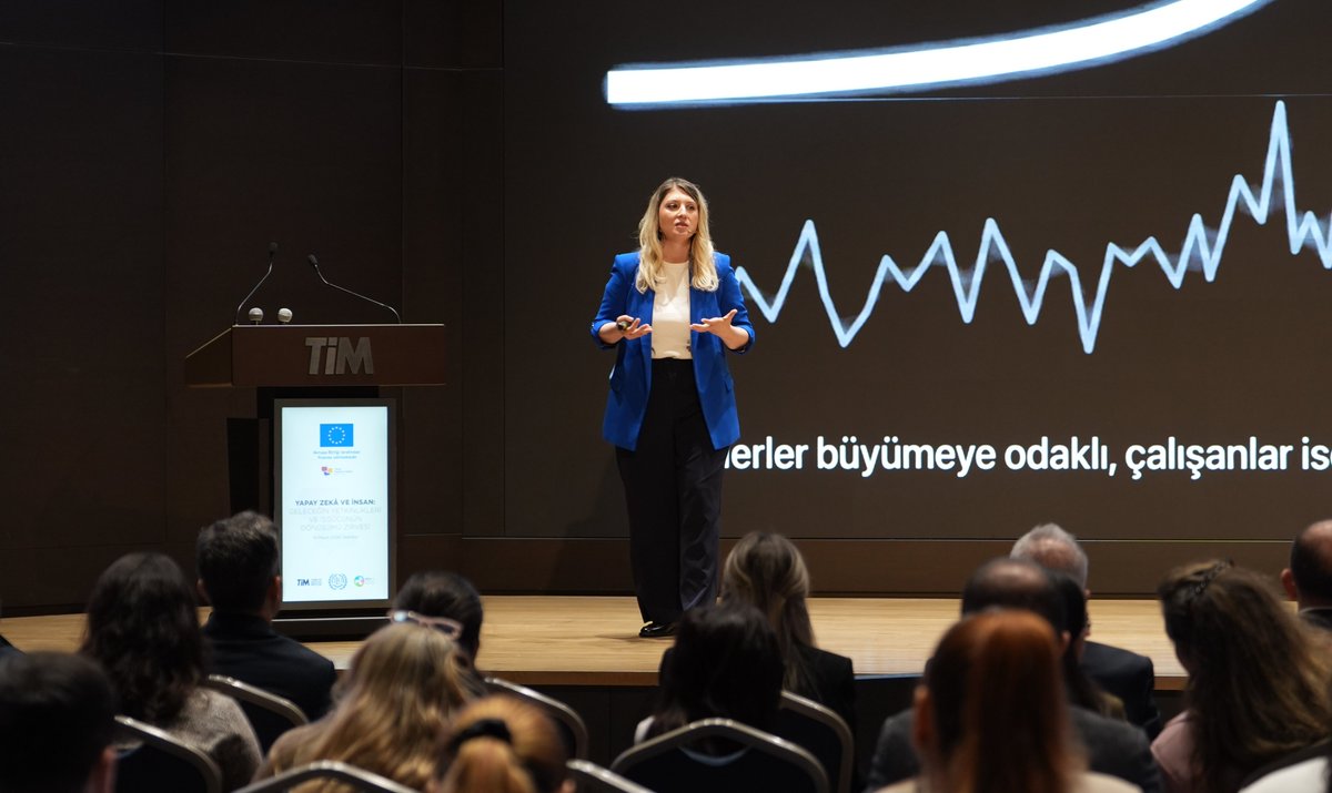 turkihracat's tweet photo. Uluslararası Çalışma Örgütü (ILO) ve Türkiye İhracatçılar Meclisi iş birliğinde, Avrupa Birliği Türkiye Delegasyonu’nun destekleriyle "BİRLİK’te Çalışmanın Geleceği" projesi kapsamında düzenlenen "Yapay Zekâ ve İnsan: Geleceğin Yetkinlikleri ve İşgücünün Dönüşümü Zirvesi", ihracatçı ve girişimcilerimizin geniş katılımıyla gerçekleştirildi.

Zirvenin ilk bölümünde gerçekleştirilen "Yapay Zekâ ve İnsan: İş Hayatına Etkileri ve Geleceğin Yetkinlikleri" başlıklı sunumda; yapay zekâ dönüşümün��n iş dünyası üzerindeki etkileri, geleceğin yetkinlikleri ve yapay zekânın gelecekteki gelişim perspektifi ele alındı.