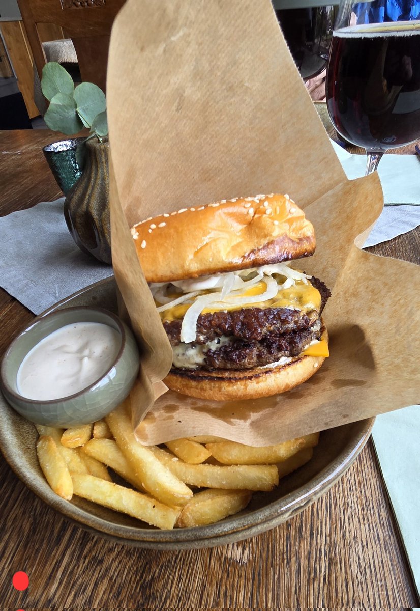 storahagen's tweet photo. Åt en riktigt god hamburgare på restaurang Vingården i Hablingbo🥇 vi känner de som nu driver restaurangen och de är så duktiga och är ni i krokarna, stanna och ät eller fika! #mat #restaurang #gotland https://t.co/lhOtQSOBe9