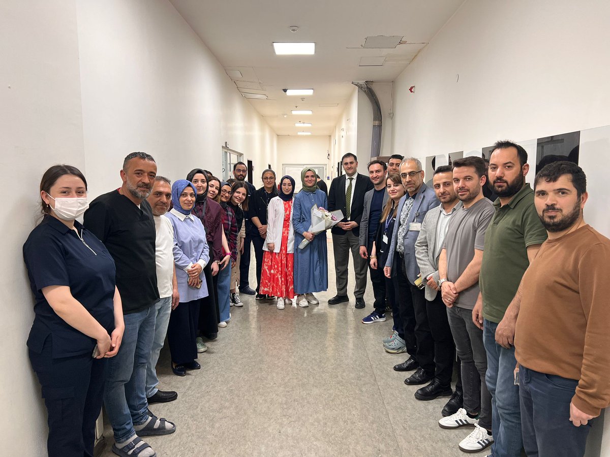 ataunihastane's tweet photo. ECZACILAR GÜNÜ KUTLANDI
Hastanemizde Eczacılar Günü münasebetiyle özel bir etkinlik düzenlendi. Başhekim Yardımcısı Doç. Dr. Oğuzhan Birdal ve Sağlık Bakım Hizmetleri Yöneticileri bir araya gelerek eczacılarımızı ziyaret etti. https://t.co/qpsQJrULx4