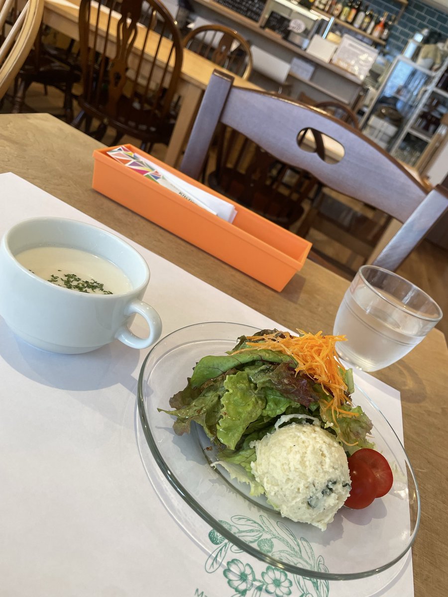 TBlue627's tweet photo. こんな場所に、こんな素敵なランチが

パリッ、ジュワッ

#マメミキッチン #mamemikitchen https://t.co/6HkTOjTHcm