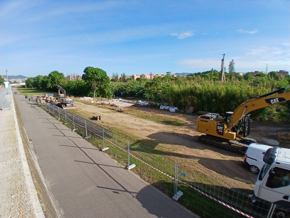 xarxadeparcs's tweet photo. 🚧 Les obres d'una nova passera sobre el riu Besòs, a Sant Adrià de Besòs, comportaran afectacions temporals a la llera del #ParcFluvial fins al desembre.
📍 Trams afectats: entre Torrassa i Maristany, i entre La Catalana i Miquel de Cervantes.
ℹ️ https://t.co/zuSazYNv6T https://t.co/zao4P3hJCp