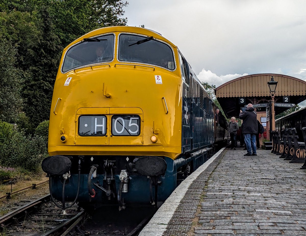 DownOnTheStour's tweet photo. Bouncing between Bewdley 🫡

Intercepted 67006 to take us to Kiddy to get Hymek action then a noisy 46045 back to Bewdley for a Warship ⚓

#DOTS #railwayphotography #trainphotography #skip #hymek #class46 #warship https://t.co/mDBeMlSvPl