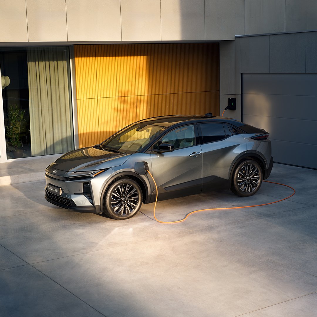 Autoalba's tweet photo. El nuevo Toyota C-HR+ transforma tu conducción con 607 km de autonomía y la potencia inmediata de sus 224 CV. Disfruta de la ciudad sin restricciones y de la tecnología más avanzada.

🔹 Etiqueta CERO

🔹 Llave digital

🔹 Sistema Toyota Assist

https://t.co/Fn7GL025cV https://t.co/NYapdJGjFD