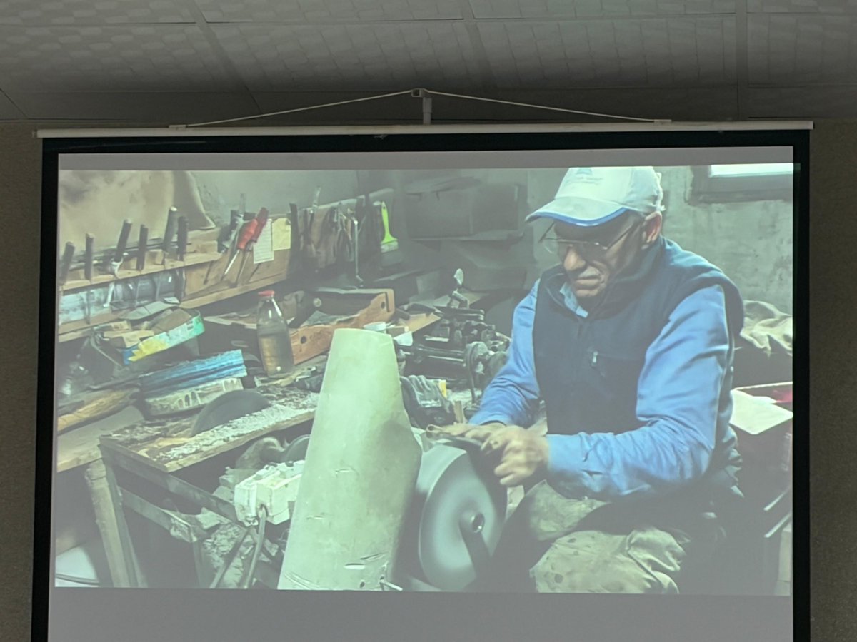 Aybasti_Ordu's tweet photo. Aybastı Mesleki ve Teknik Anadolu Lisesi koordinesinde ‘Kültürümüzde İz Bırakanlar’ projesi kapsamında kemik tarak ustası Gazimiz Sn. Temel İbiş tarafından söylesi programı düzenlendi. https://t.co/KOchWMcxii
