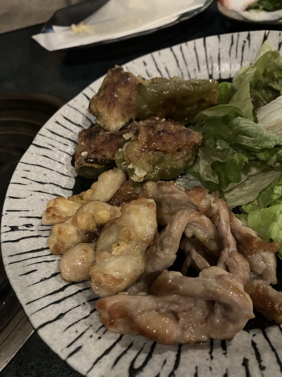 4fF5ZP14SSbbrFI's tweet photo. 本日の酔い時間は恵比寿駅 ちゃんこ部屋。
焼き物。ピーマン肉詰め、肉の旨味と潤いが豊かで、ポン酢で味を引き締めて飽きさせませんよ。
#恵比寿駅居酒屋 #恵比寿駅ピーマン肉詰め #ピーマン肉詰め #foodporn #stuffedbellpepper https://t.co/sJUnSn4gQA