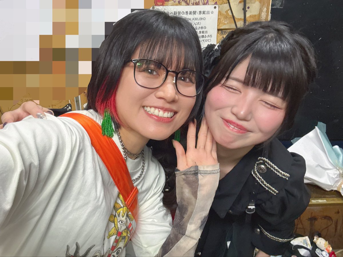 hiiro_moe's tweet photo. 夜は棘さんの定期公演に遊びに行き、ねことおまるのラスト見届けてきました😸🙆‍♀️
棘さんのライブかっこよくて見てる間最後ってこと忘れてた！アツかったね❤️‍🔥
2人ともずっと大好きだよー！！！！！また会えたら嬉しいな🥹💙💜
#今日のひーろ現場 https://t.co/yt5V83pFIf