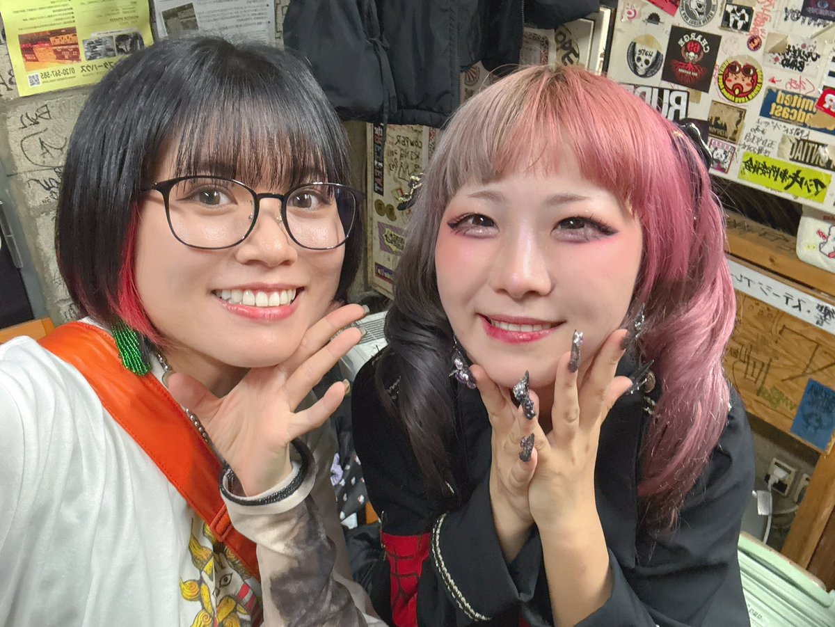 hiiro_moe's tweet photo. 夜は棘さんの定期公演に遊びに行き、ねことおまるのラスト見届けてきました😸🙆‍♀️
棘さんのライブかっこよくて見てる間最後ってこと忘れてた！アツかったね❤️‍🔥
2人ともずっと大好きだよー！！！！！また会えたら嬉しいな🥹💙💜
#今日のひーろ現場 https://t.co/yt5V83pFIf