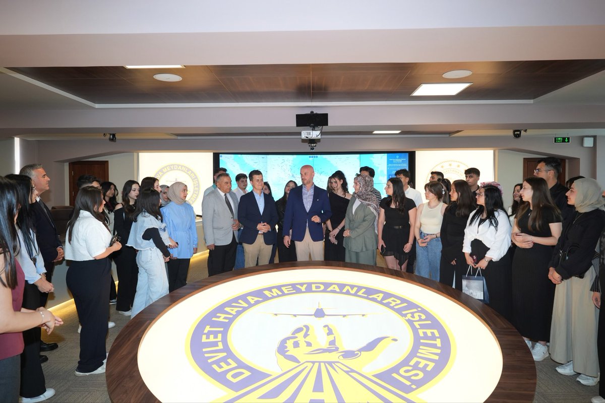 ecakmakdhmi's tweet photo. Bugün Manisa Celal Bayar Üniversitesi Gördes Meslek Yüksekokulu Acil Durum ve Afet Yönetimi Bölümü öğrencilerini Genel Müdürlüğümüzde misafir ettik.

Gençlerimizin havacılık ve kriz yönetimi alanlarına gösterdiği ilgi bizleri mutlu etti. Nazik ziyaretleri için teşekkür ediyor, eğitim hayatlarında başarılar diliyorum.
