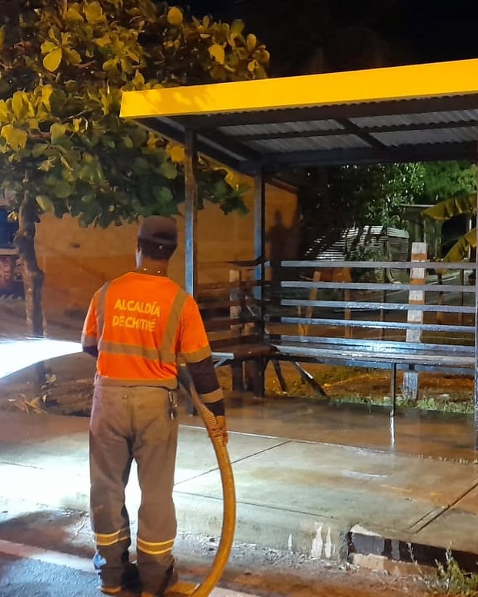 jchuertasolis's tweet photo. Desde la madrugada, nuestros equipos trabajan en el mantenimiento de paradas y áreas verdes del distrito. Cada día, un paso más para tener un Chitré más limpio y bonito. 💚 https://t.co/1sv1sYP4vy