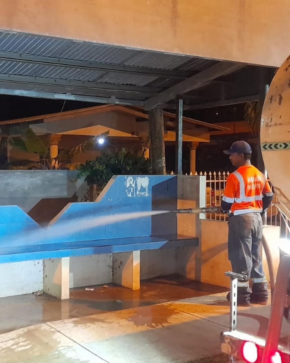 jchuertasolis's tweet photo. Desde la madrugada, nuestros equipos trabajan en el mantenimiento de paradas y áreas verdes del distrito. Cada día, un paso más para tener un Chitré más limpio y bonito. 💚 https://t.co/1sv1sYP4vy