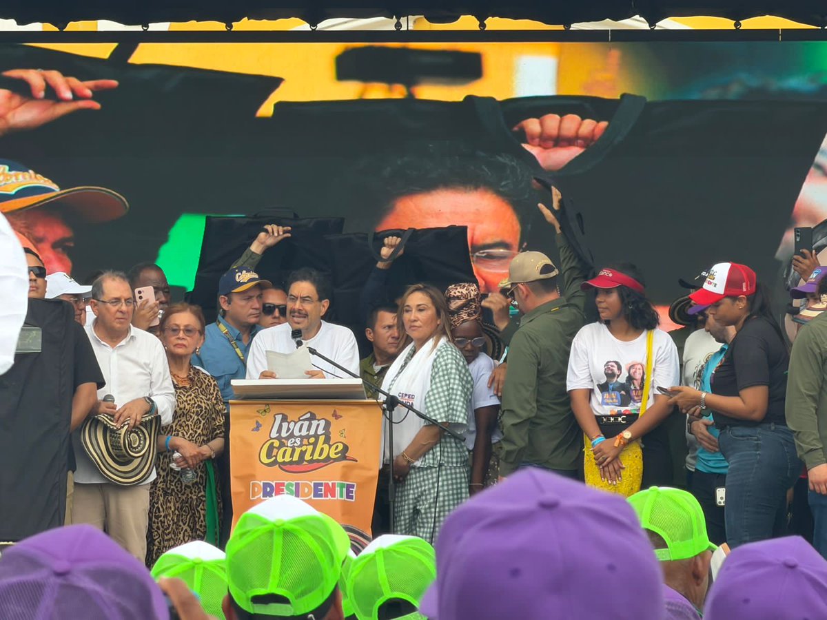 pacto_el68015's tweet photo. El Carmen no solo recibió la visita de Iván Cepeda Castro; recibió un abrazo colectivo de dignidad, memoria y sueños compartidos.

Lo multitudinario no fue solo la asistencia, fue el sentimiento de unidad que llenó nuestras calles y nuestros corazones.💜💛💚💙@pactooficial https://t.co/Z77PspW9YF