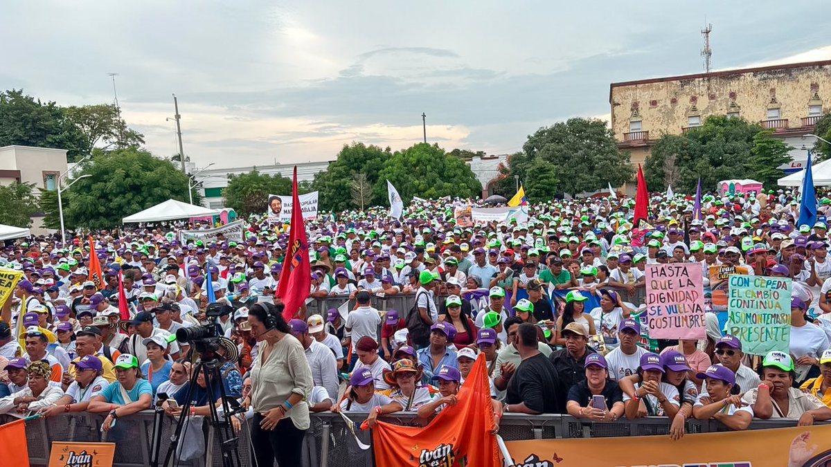 pacto_el68015's tweet photo. El Carmen no solo recibió la visita de Iván Cepeda Castro; recibió un abrazo colectivo de dignidad, memoria y sueños compartidos.

Lo multitudinario no fue solo la asistencia, fue el sentimiento de unidad que llenó nuestras calles y nuestros corazones.💜💛💚💙@pactooficial https://t.co/Z77PspW9YF
