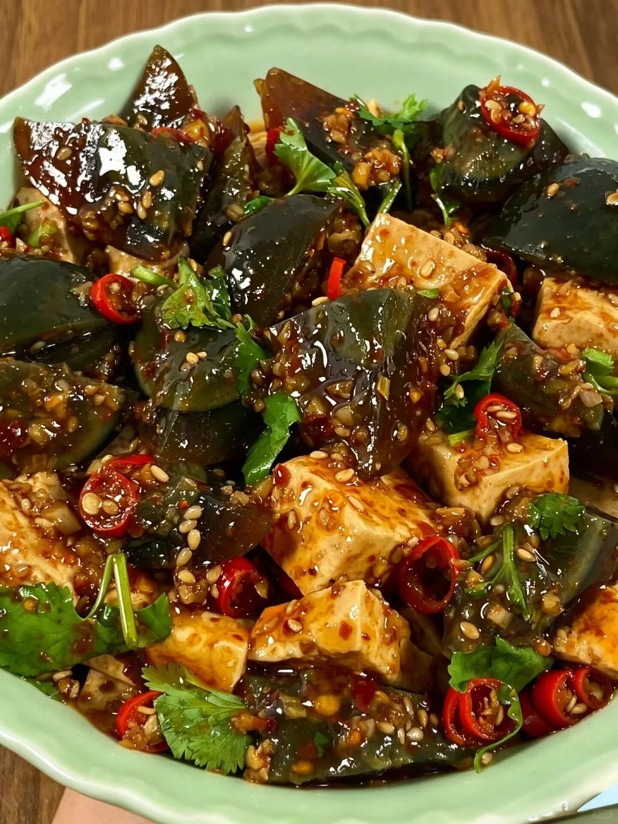 lin910369474's tweet photo. [Cold Preserved Egg Tofu] This dish is a refreshing classic cold dish in Chinese cuisine. With silky tender tofu, savory preserved eggs, and a fresh tangy sauce, it’s a perfect appetizer for hot days. 🥚🧈#ColdPreservedEggTofu #ChineseColdDish #FoodinChina https://t.co/0iVEFA3Knm