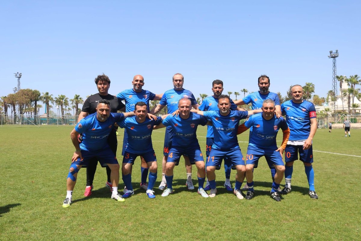ckeseroglu's tweet photo. İSKENDERUN VETERANLAR, MASVEP TÜRKİYE ŞAMPİYONU OLDU

Antalya’da düzenlenen MASVEP Türkiye Futbol Şampiyonası’nda mücadele eden İskenderun Veteranlar, geçen yılın ardından bu yıl da şampiyonluğa ulaşarak önemli bir başarıya imza attı. Turuncu-mavili ekip, turnuva boyunca ortaya koyduğu başarılı performansla kupayı bir kez daha İskenderun’a götürdü.

Şampiyonaya etkili başlayan İskenderun temsilcisi, ilk maçında Adana ekibini 3-0 mağlup etti. İkinci karşılaşmada Niğde temsilcisi karşısında 4-0’lık net bir galibiyet alan turuncu-mavililer, turnuvanın iddialı takımları arasında yer aldı.

Başarılı performansını sonraki maçlarda da sürdüren İskenderun Veteranlar, İzmir temsilcisini 7-0 gibi farklı bir skorla geçti. Rize ekibini de 3-0 mağlup eden takım, grup aşamasındaki son maçta Kahramanmaraş ile 1-1 berabere kaldı. Turnuvayı namağlup tamamlayan İskenderun ekibi, üst üste ikinci kez Türkiye Şampiyonu olmayı başardı.

Turnuva boyunca mücadeleci futbolu, takım disiplini ve saha içindeki uyumuyla dikkat çeken İskenderun Veteranlar, elde ettiği başarıyla İskenderun’un futbol kültürünü ve spor geleneğini bir kez daha Türkiye’ye taşıdı.

Turuncu-mavili ekip, üst üste kazanılan şampiyonluklarla başarısının tesadüf olmadığını gösterirken, kupa bir kez daha İskenderun’a geldi.

#İskenderunVeteranlar
#MASVEP
#TürkiyeŞampiyonu
#Antalya
#VeteranFutbol