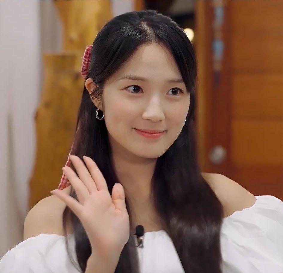 shiningstar0906's tweet photo. FOTS, thank you for letting us see so many sides of Hyeyoon that we rarely get to witness. I fell for her even moooooore through this show. She’s truly so lovely! Full of warmth, charm, and endless positivity. 🩷

Thursdays won’t feel the same anymore. 😭🤧 https://t.co/jdwpmvK1Vn
