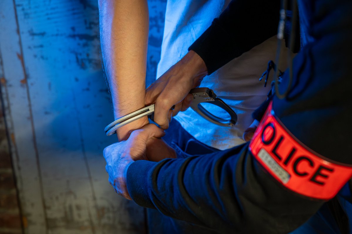 Image de Préfecture de Police - #AntiStups | Mercredi, à #IvrySurSeine, des policiers contrôlent plusieurs individus devant un box d
