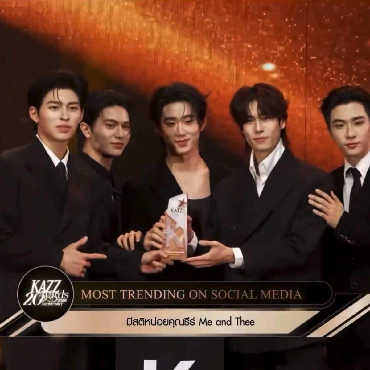 aj 𝜗𝜚˚⋆ tweet media
