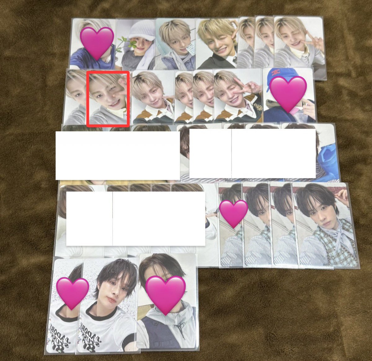 ____TWS42's tweet photo. @ilove_jeje_ 検索より失礼いたします。
画像お借りしました、赤枠ジフンと当方が所持している赤枠ドフンの交換は可能でしょうか？ご検討よろしくお願いいたします🙇‍♀️ https://t.co/qs1URlBU1w