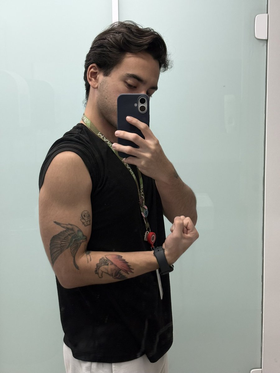 pis_picoli's tweet photo. meu braço cresceu muito em 4 meses amo amo https://t.co/oxTIPoJzMB