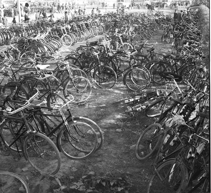 IndiaHistorypic's tweet photo. 1956 :: View of Cycle Stand at Indian Industries Fair, Delhi https://t.co/HefcdegREg
