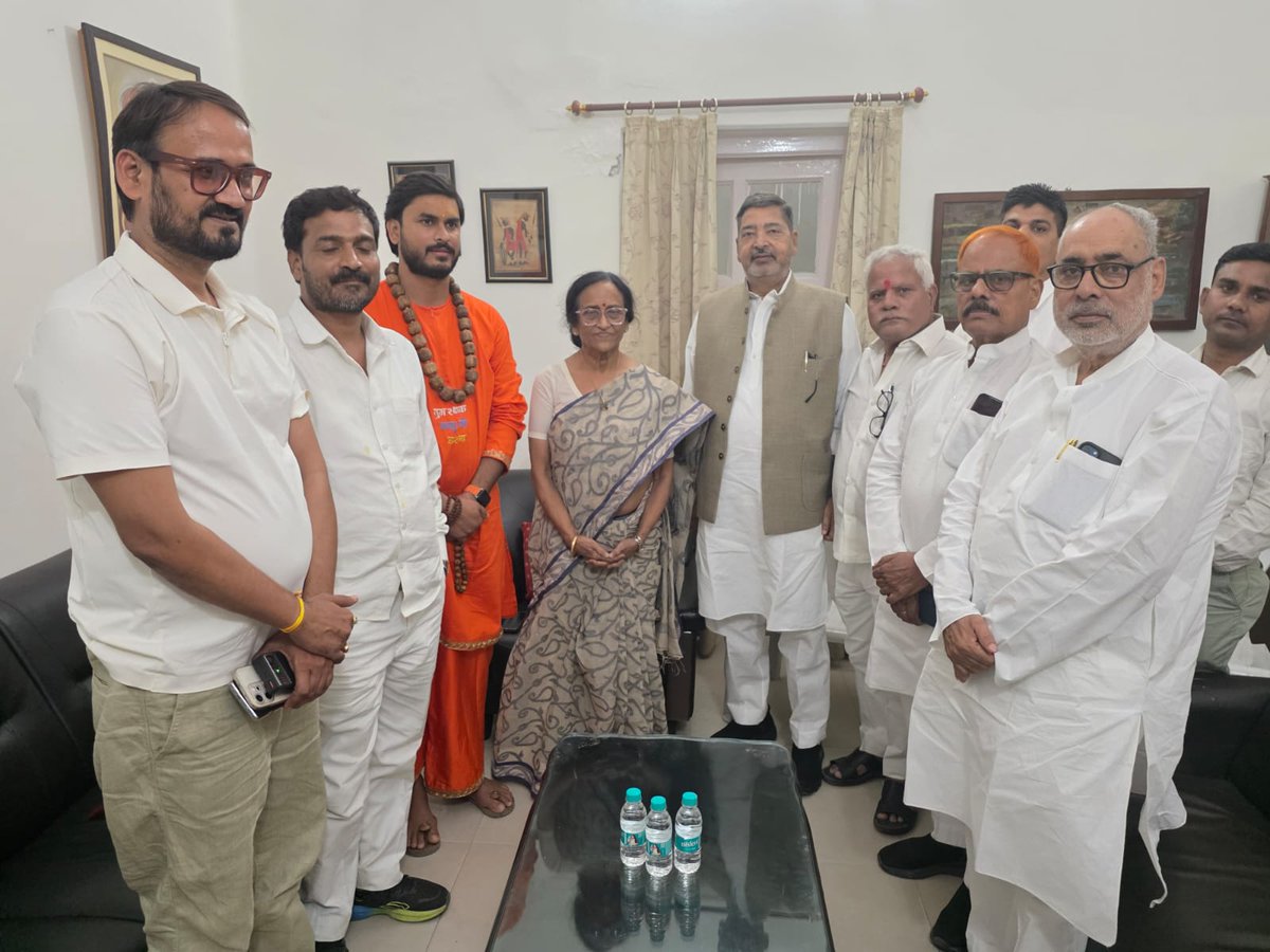 apkavirendra's tweet photo. आज इलाहाबाद पहुंचकर पूर्व सांसद रीता बहुगुणा जोशी जी के पति स्व. पीसी जोशी जी को अपने श्रद्धासुमन अर्पित किए एवं परिवार को सांत्वना दी.

#sansadchandauli #loksabhachandauli #Chandauli #chandauliLoksabha https://t.co/UNt6XrPTv6