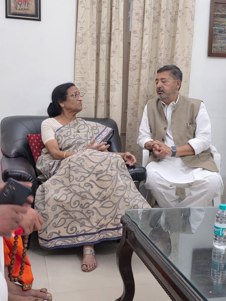 apkavirendra's tweet photo. आज इलाहाबाद पहुंचकर पूर्व सांसद रीता बहुगुणा जोशी जी के पति स्व. पीसी जोशी जी को अपने श्रद्धासुमन अर्पित किए एवं परिवार को सांत्वना दी.

#sansadchandauli #loksabhachandauli #Chandauli #chandauliLoksabha https://t.co/UNt6XrPTv6