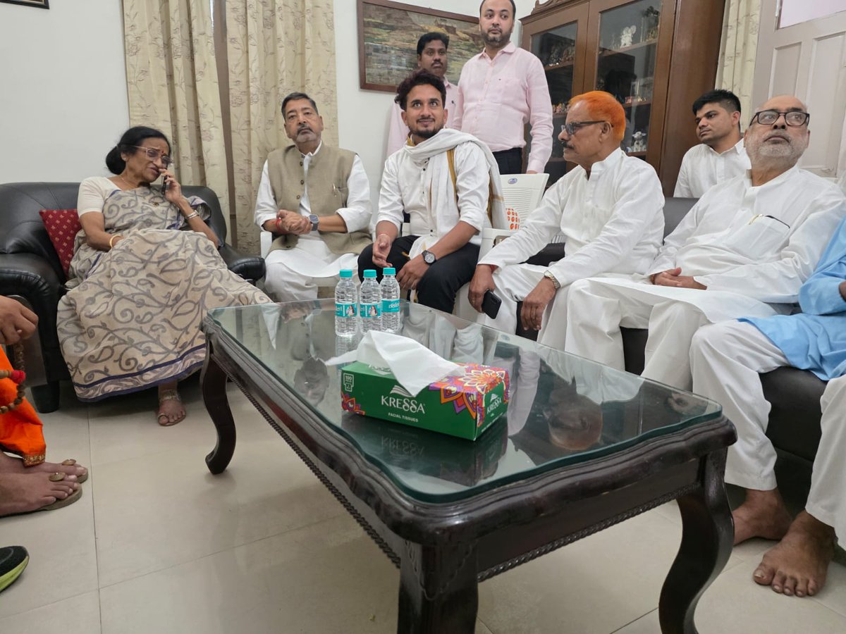 apkavirendra's tweet photo. आज इलाहाबाद पहुंचकर पूर्व सांसद रीता बहुगुणा जोशी जी के पति स्व. पीसी जोशी जी को अपने श्रद्धासुमन अर्पित किए एवं परिवार को सांत्वना दी.

#sansadchandauli #loksabhachandauli #Chandauli #chandauliLoksabha https://t.co/UNt6XrPTv6
