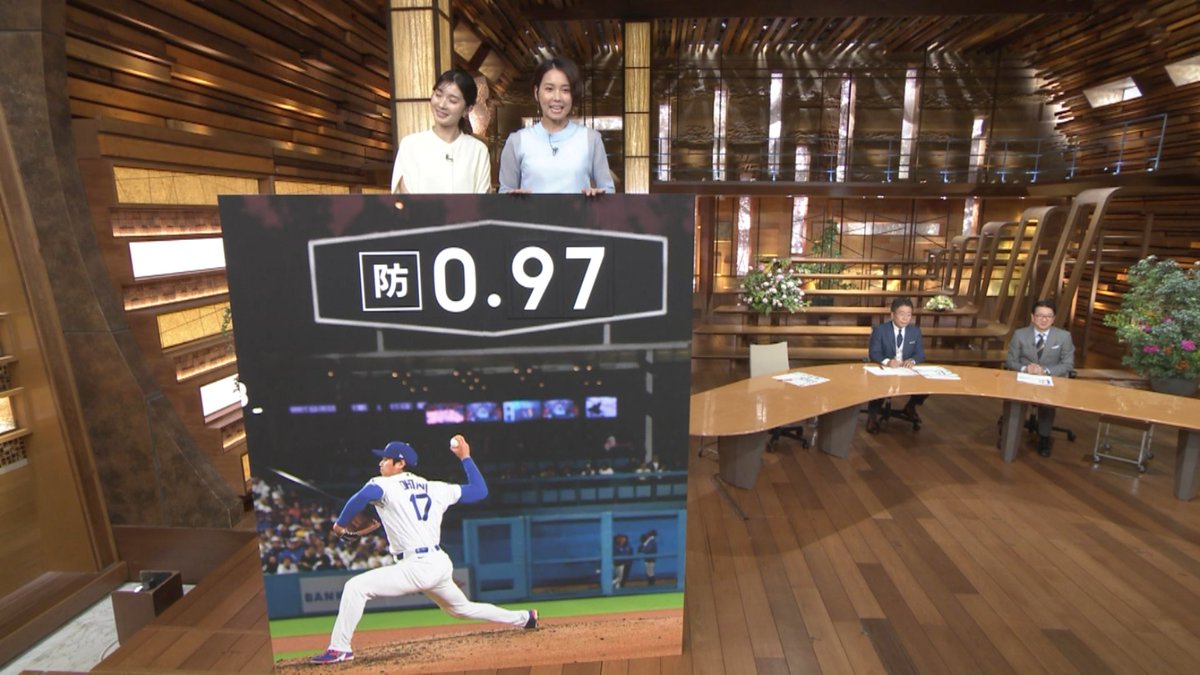 ヒロドさんのスポーツコーナー#荒井理咲子 アナのサインボールスタンド