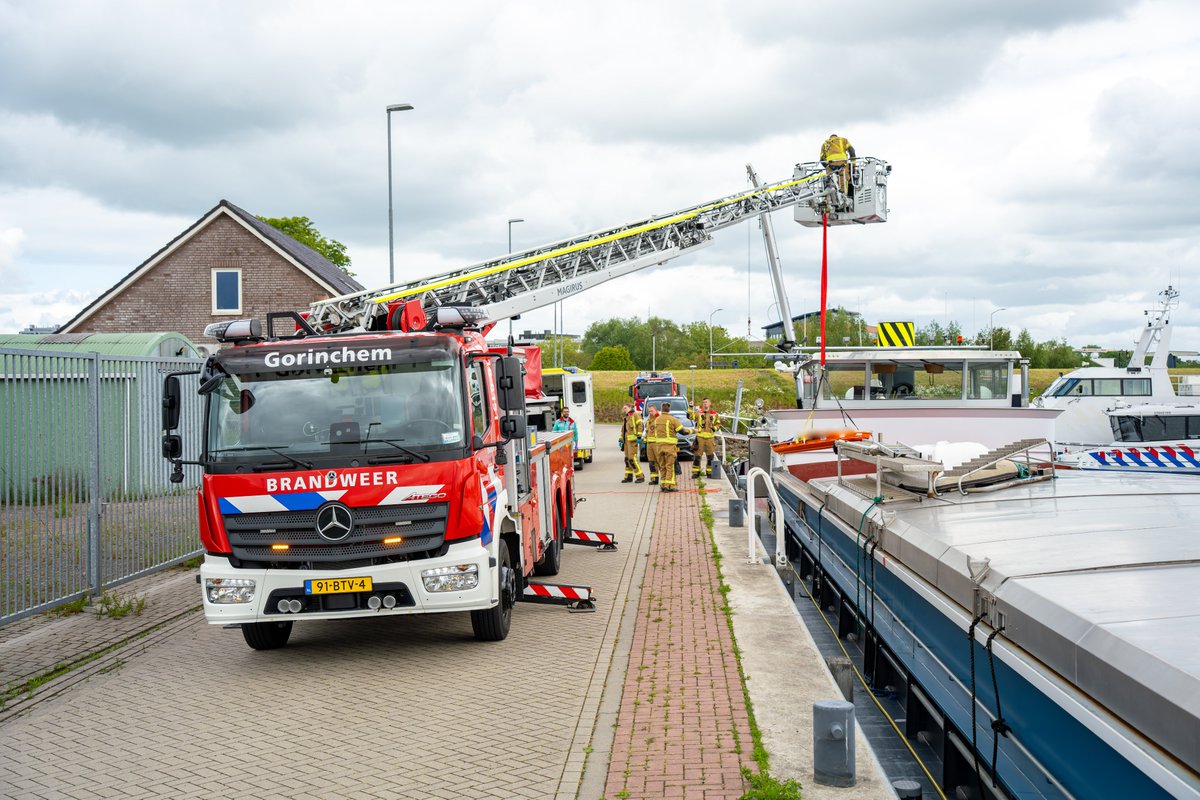 Brandweer haalt patiënt van schip in Gorinchem