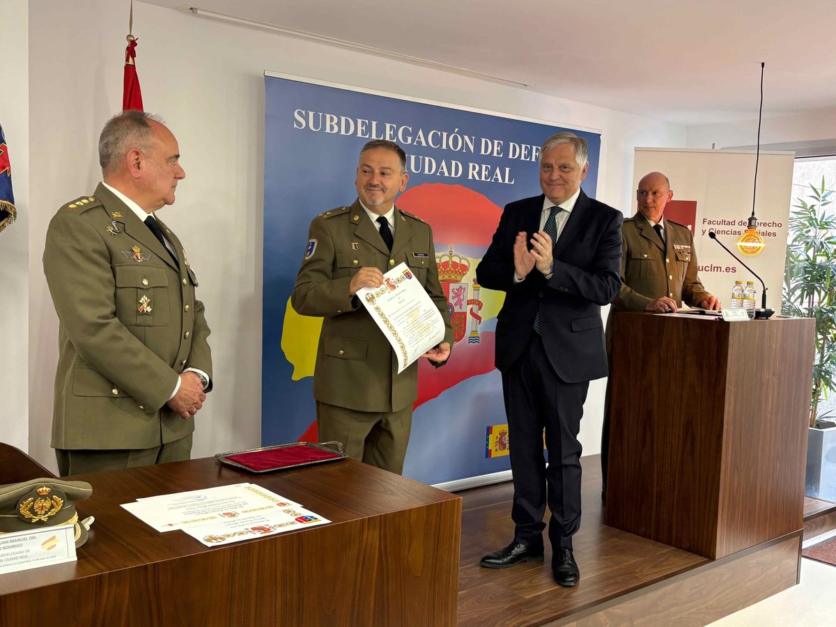 fdcs_cr's tweet photo. La @fdcs_cr - @uclm_es ha acogido hoy el acto del Día de la Subdelegación de Defensa de Ciudad Real, conmemorando el XXXI aniversario de la creación de este organismo.

Fotografías: Ayto. de Ciudad Real, La Tribuna de Ciudad Real y Lanza Digital. https://t.co/VumeZsng1M